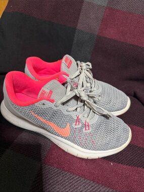 Nike Gray Knit Running Sneakers with Coral Swoosh and Pink Lining